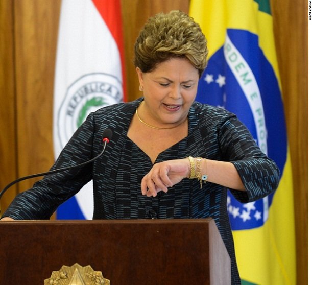 Dilma Rousseff olhando o relógio