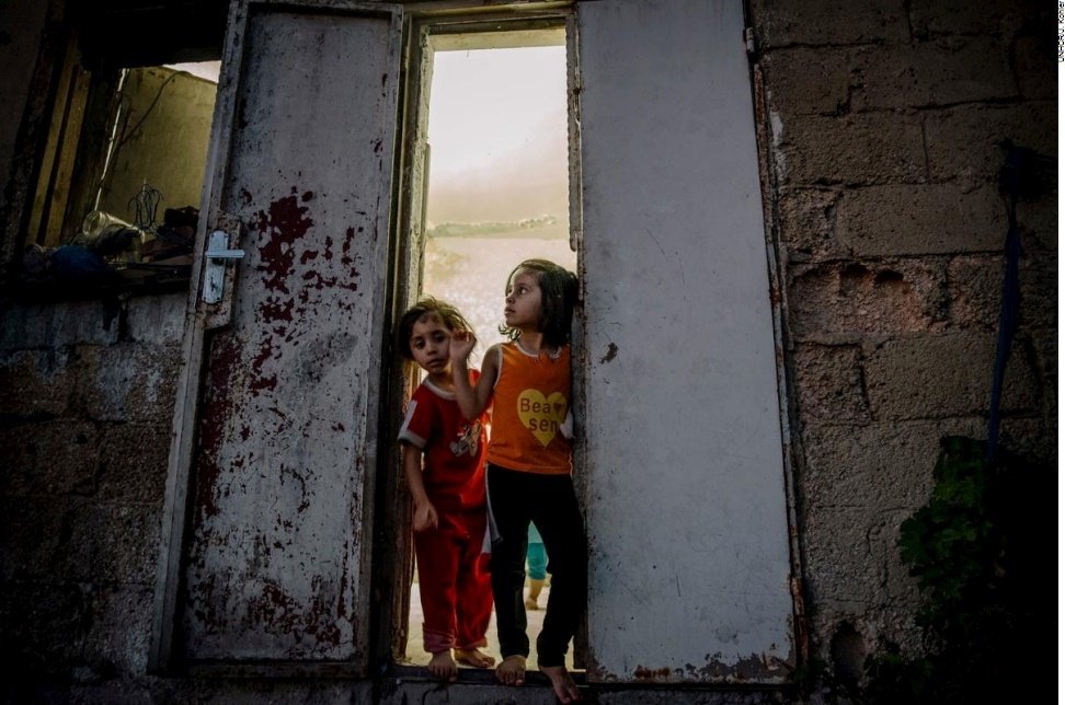 A refugiada Síria Mais, e sua irmã mais nova, Anaghem em Amã, na Jordânia, nesta foto de arquivo em 2014