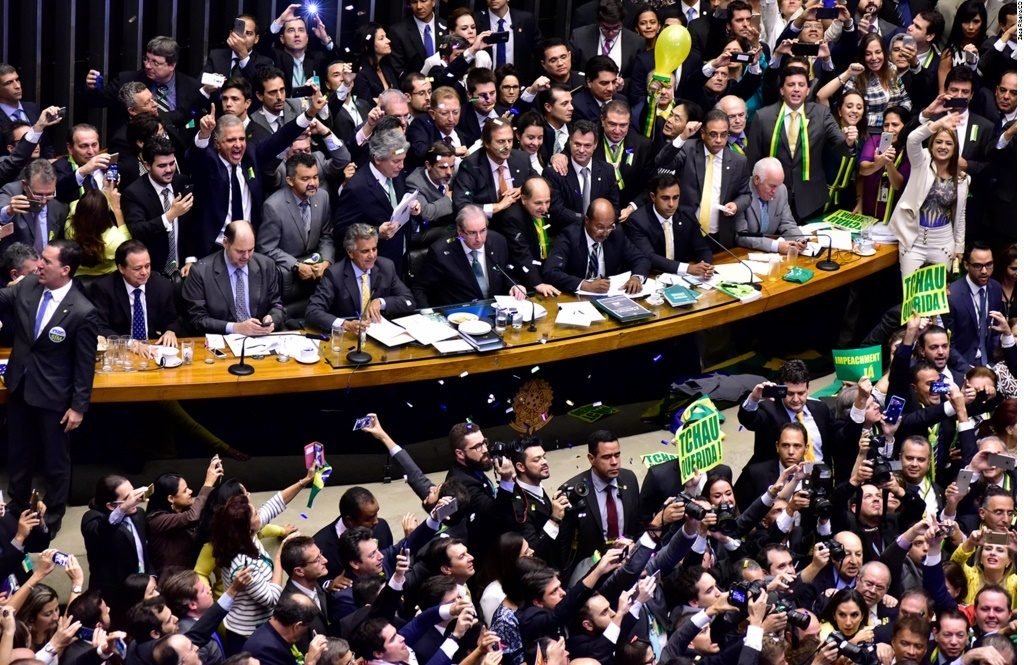 Deputados aprovam parecer do relator para impeachment da petista Dilma Rousseff.