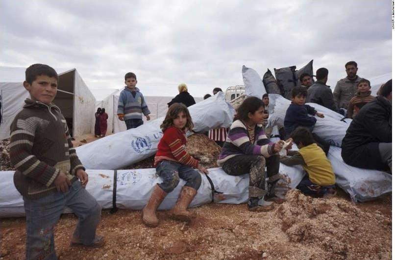 Esta foto de 2013 mostra ajuda humanitária chegando aos deslocados internos de Azzas, região localizada ao norte da Síria